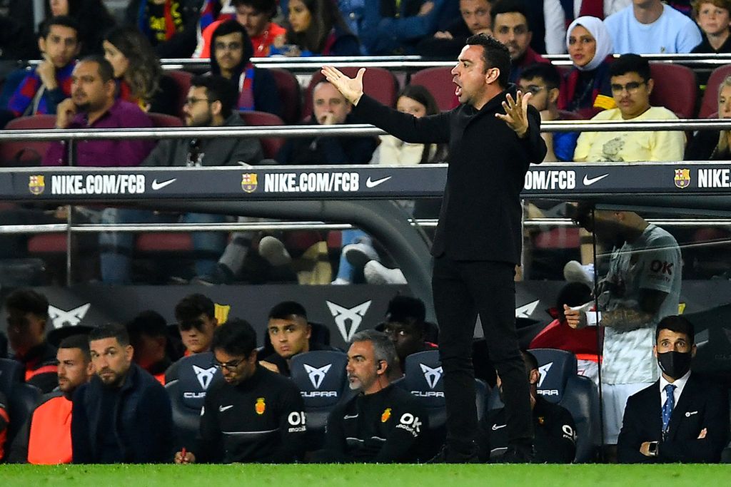 Pelatih Barcelona Xavi Hernandez memberikan instruksi ke para pemainnya pada laga Liga Spanyol di Stadion Camp Nou, Barcelona, Senin (2/5/2022) dini hari WIB. Barca menang, 2-1. 