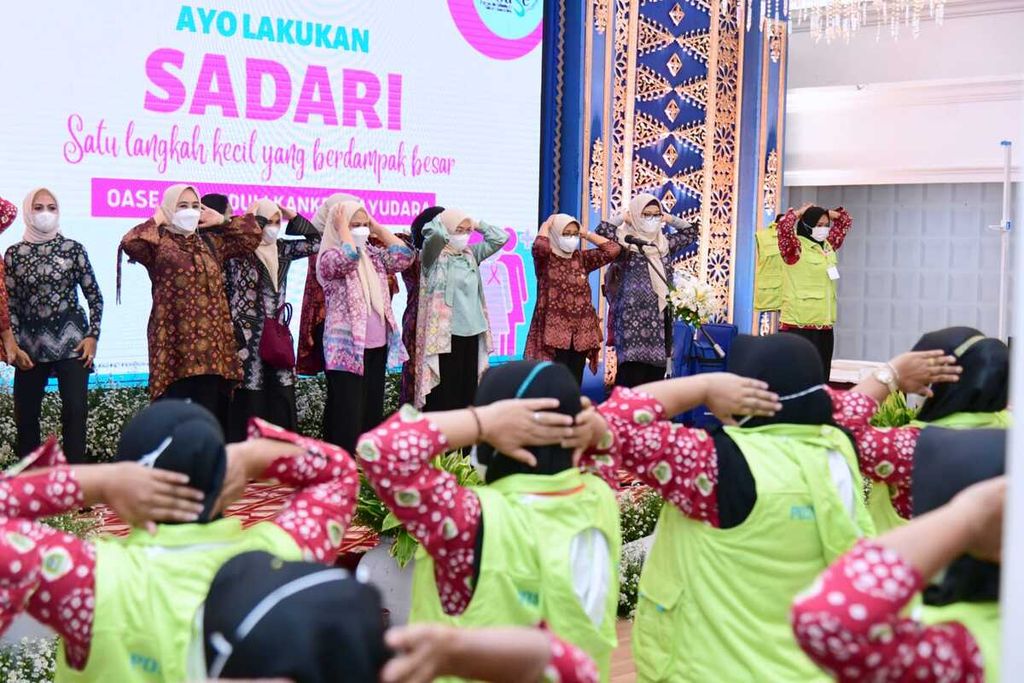 Ibu Iriana Joko Widodo didampingi oleh Ibu Wury Ma’ruf Amin dan para anggota Organisasi Aksi Solidaritas Era Kabinet Indonesia Maju meninjau sosialisasi pemeriksaan payudara sendiri (sadari) dan pemeriksaan payudara klinis (sadanis) di Griya Agung, rumah dinas Gubernur Sumatera Selatan, Kota Palembang, Sumsel, pada Kamis (24/11/2022).