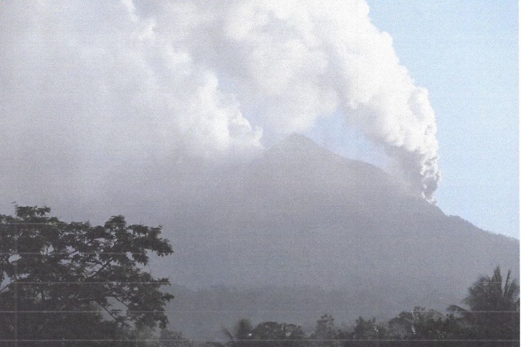 Gunung api Lewotobi di Flores Timur, NTT. Tampak kawah gunung api itu mengeluarkan abu vulkanik dengan ketinggian ratusan meter dari puncak kawah gunung.