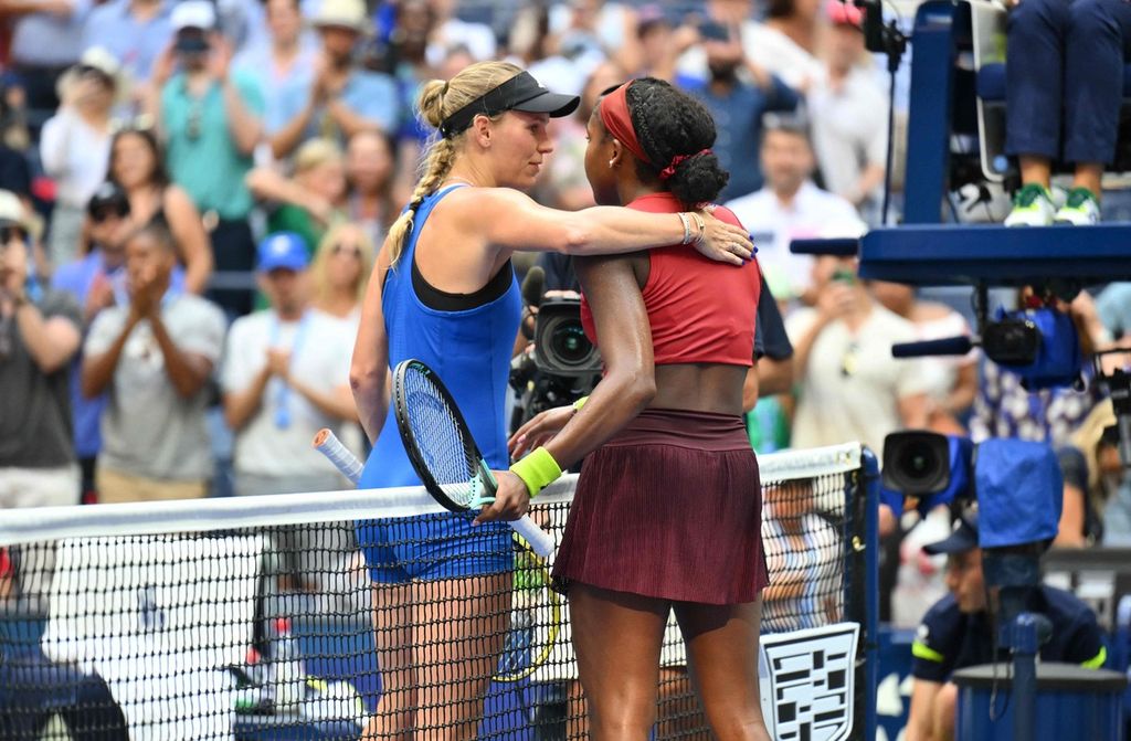 Petenis kawakan Denmark Caroline Wozniacki (kiri) memeluk petenis muda Amerika Serikat Coco Gauff  usai laga babak keempat Grand Slam AS Terbuka di Pusat Tenis Nasional Billie Jean King, New York, Minggu (3/9/2023).