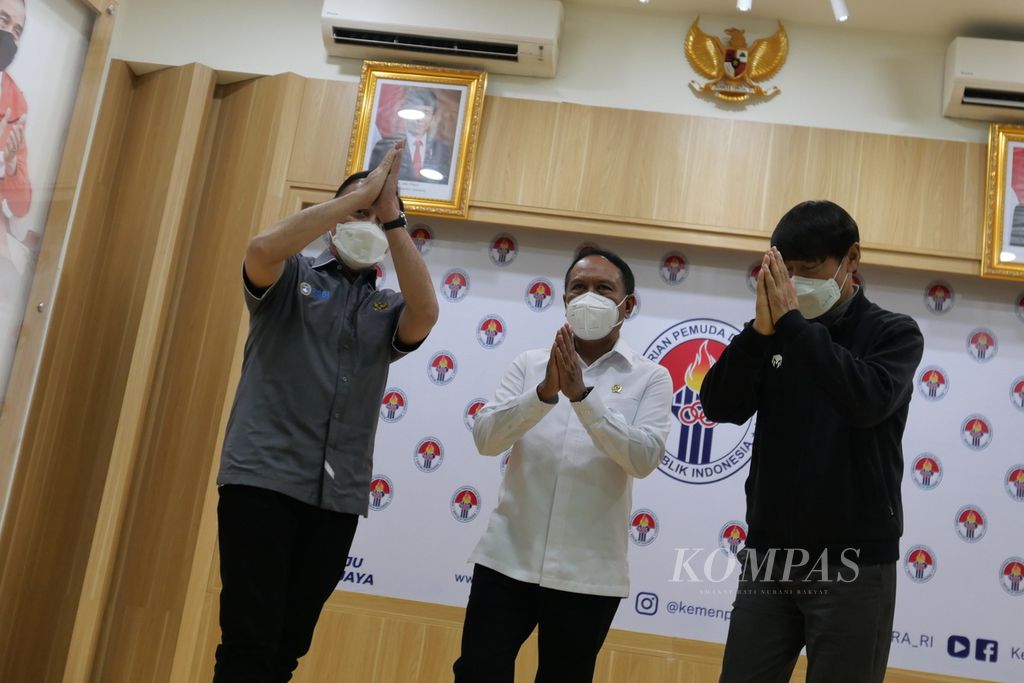 Ketua Umum PSSI Mochamad Iriawan (kiri), Menpora Zainudin Amali (tengah), dan Pelatih Indonesia Shin Tae-yong berpose seusai konferensi pers mengenai rencana PSSI melakukan naturalisasi pemain, Kamis (10/2/2022), di Jakarta.