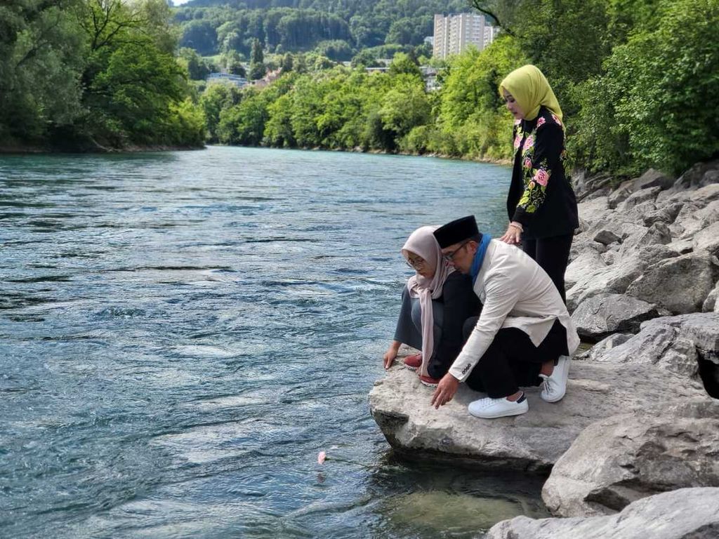 Gubernur Jabar Ridwan Kamil bersama istrinya, Atalia Praratya, serta anak keduanya, Camilla Laetitia Azzahra, menghanyutkan bunga mawar di Sungai Aare, Bern, Swiss (5/3/2022). Hal itu dilakukan untuk melepas kepergian Emmeril Kahn Mumtadz yang meninggal di sungai itu.