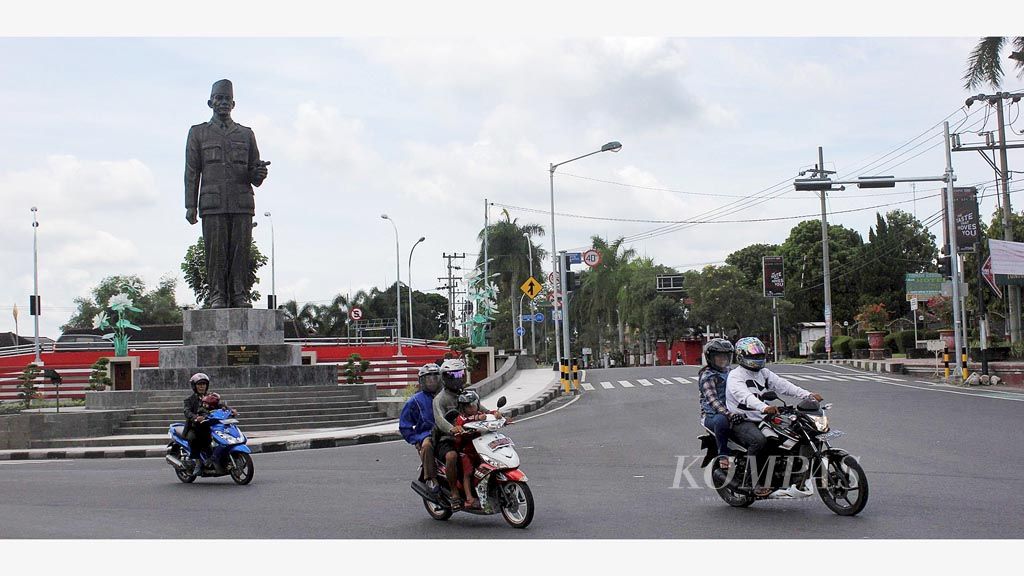 Warga Kota Blitar, Jawa Timur, melintas di depan patung proklamator Ir Soekarno, Rabu (4/1). Selama ini, Blitar dikenal sebagai kota wisata ziarah ke makam Bung Karno   