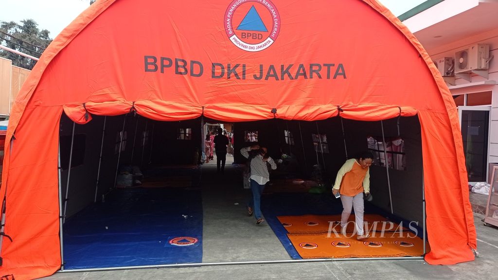 Kondisi tenda pengungsian korban kebakaran di Jalan Simprug Golf II, Kelurahan Kebayoran Lama, Jakarta Selatan, Senin (22/8/2022). Sebanyak 398 warga mengungsi ke sembilan titik di sekitar lokasi kebakaran.