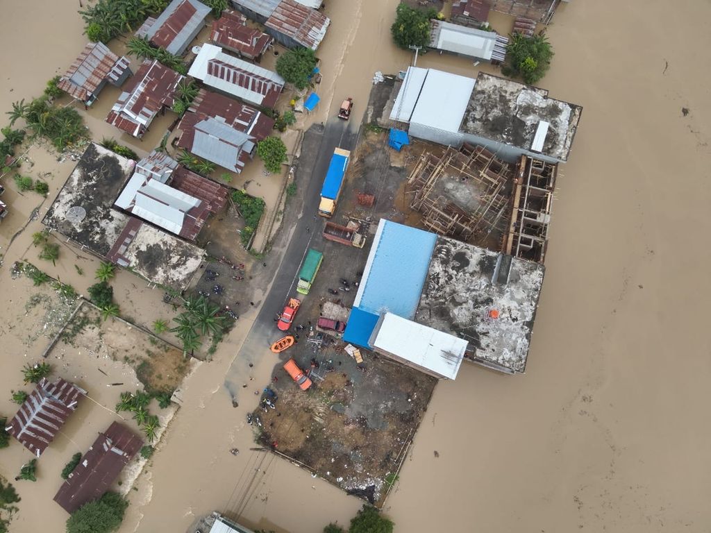 Foto udara yang menunjukkan wilayah yang terendam banjir di Kabupaten Sidrap, Sulawesi Selatan, Jumat (3/5/2024).  