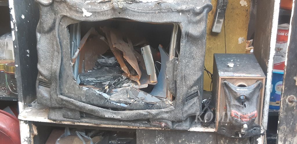 Kondisi televisi di rumah perempuan berinisial S yang diduga dibakar oleh suaminya sendiri di Kecamatan Gegesik, Kabupaten Cirebon, Jawa Barat, Selasa (21/11/2023). Korban juga diduga menjadi korban KDRT yang dilakukan oleh suaminya.