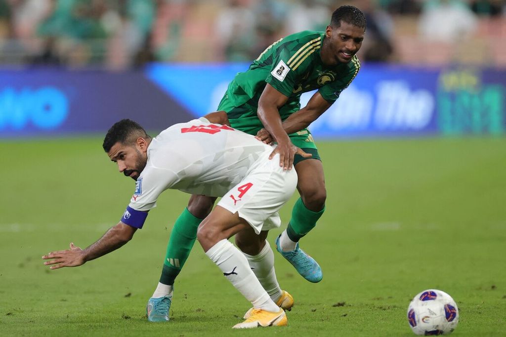 Penyerang Arab Saudi, Abdullah Radif (kanan), dijegal gelandang Bahrain, Sayed Dhiya Saeed, pada laga penyisihan Grup C putaran ketiga kualifikasi Piala Dunia 2026 di Stadion Kota Olahraga Raja Abudullah, Jeddah, Arab Saudi, Rabu (16/10/2024) dini hari WIB. Laga itu berakhir imbang, 0-0.