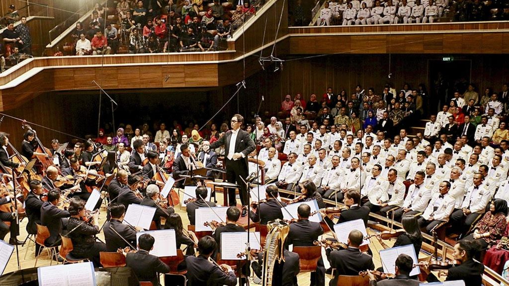 Twilite Orchestra dengan pengaba Addie MS dalam Simfoni Negeri untuk TNI Patriot Kita di Aula Simfonia, Jakarta, 24 November 2018.