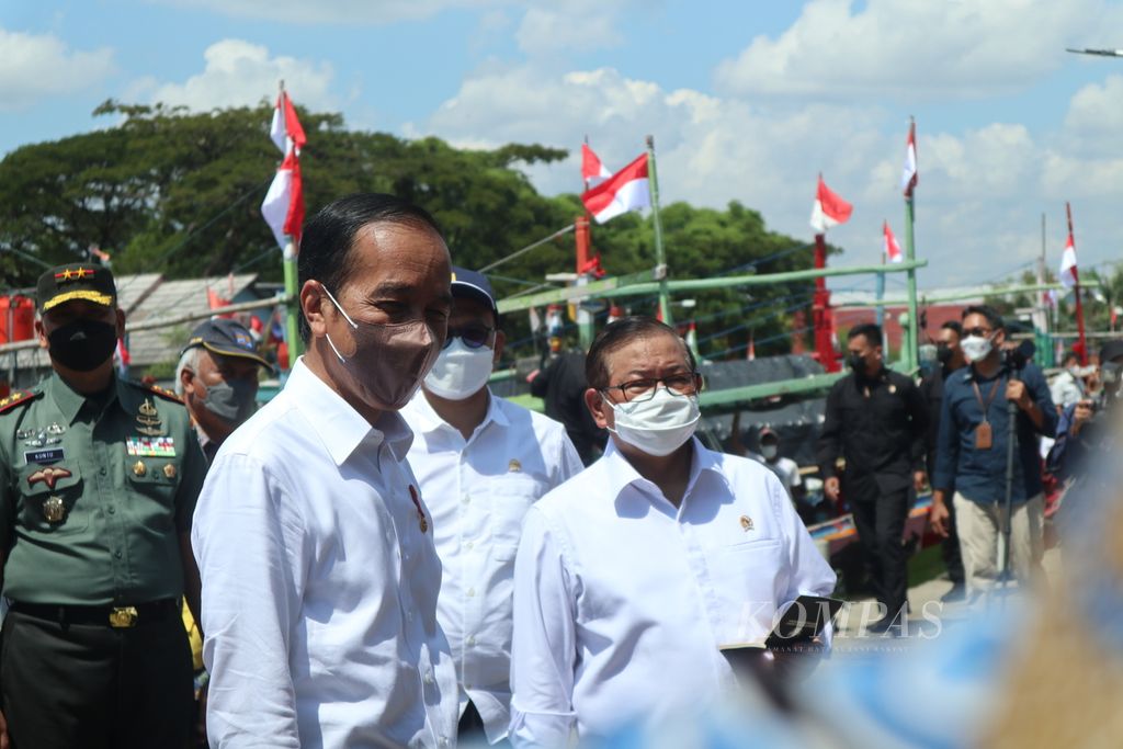 Presiden Joko Widodo (tengah) bersama Sekretaris Kabinet Pramono Anung mengunjungi kampung nelayan di Desa Bandengan, Kecamatan Mundu, Kabupaten Cirebon, Jawa Barat, Rabu (13/4/2022). 