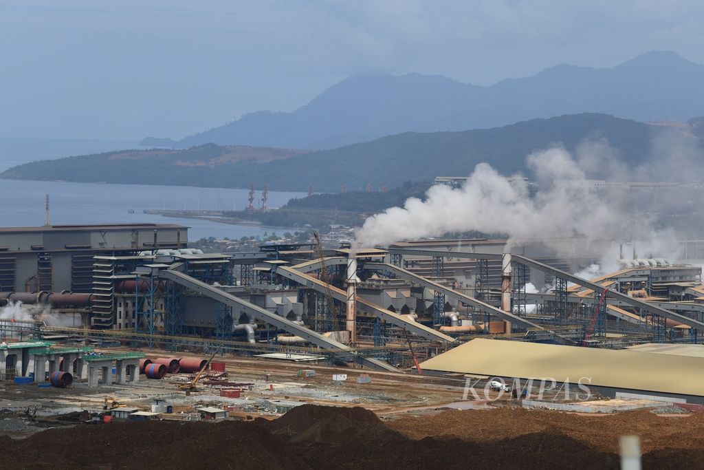 Kawasan penambangan dan industri pengolahan nikel grup Harita Nickel yang berada di Pulau Obi, Halmahera Selatan, Maluku Utara, Jumat (24/11/2023). 