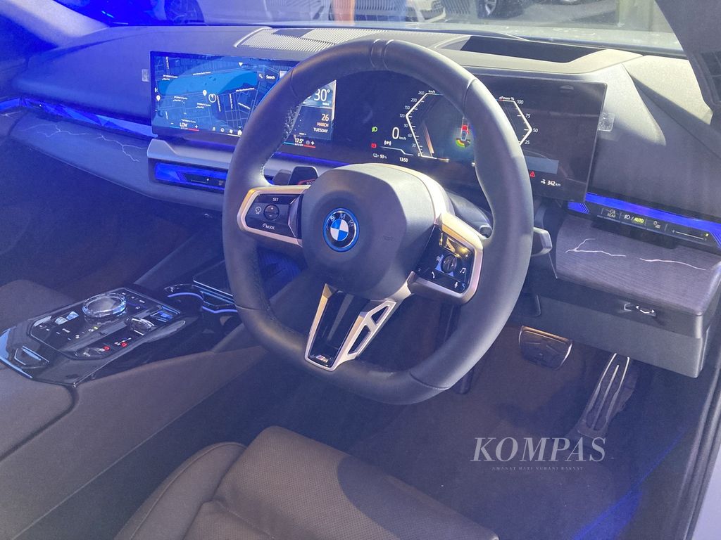 Interior kabin kemudi BMW i5 saat peluncuran BMW i5 di The Langham Jakarta, Jakarta, Selasa (26/3/2024).