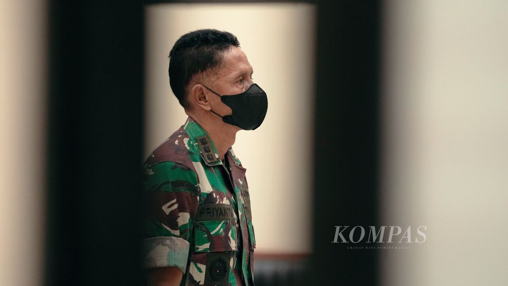 Kolonel (Inf) Priyanto mendengarkan vonis kasus pembuangan korban kecelakaan Handi dan Salsabila di Pengadilan Militer Tinggi II Jakarta di Jakarta Timur, Selasa (7/6/2022). Majelis hakim memvonis Kolonel (Inf) Priyanto dengan hukuman seumur hidup dan dipecat dari TNI AD. Priyanto dinilai terbukti bersalah melakukan pembunuhan berencana, merampas hak orang lain, dan menghilangkan mayat. Priyanto bersama dua anak buahnya membuang tubuh Handi dan Salsabila ke Sungai Serayu, Jawa Tengah, setelah menabraknya di Nagreg, Kabupaten Bandung, Jawa Barat. 