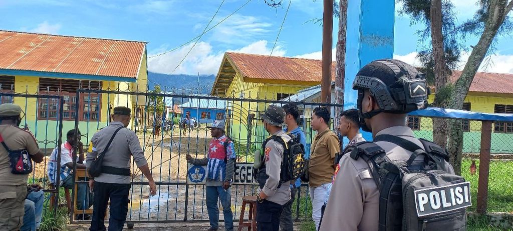 Pihak kepolisian mengawasi aksi konvoi kelulusan para pelajar yang mengenakan atribut bintang kejora di Kabupaten Dogiyai, Papua Tengah, Rabu (6/5/2024).