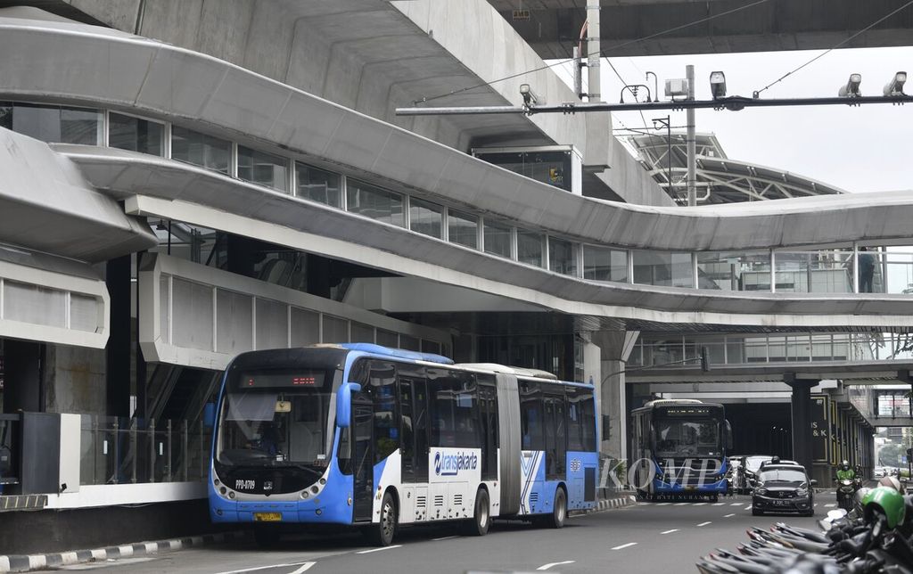 Bus Transjakarta berhenti di Halte Transjakarta CSW, Jakarta Selatan, Sabtu (15/1/2022). 