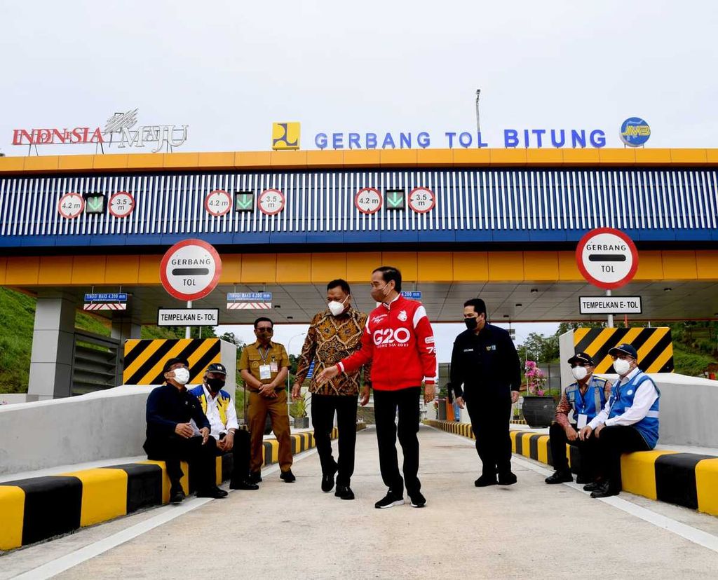 Presiden Joko Widodo pada peresmian Jalan Tol Manado-Bitung seksi Danowudu-Bitung di Gerbang Tol Bitung, Kecamatan Maesa, Kota Bitung, Provinsi Sulawesi Utara, Jumat (25/2/2022).