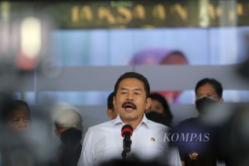 Jaksa Agung Sanitiar Burhanuddin memberikan keterangan kepada wartawan terkait penetapan tersangka baru dalam kasus kerugian negara dalam pengadaan pesawat CRJ-1000 dan pengambilalihan pesawat ATR 72-600 yang tidak sesuai dengan prinsip-prinsip pengadaan BUMN di Kantor Kejaksaan Agung, Jakarta, Senin (27/6/2022). 