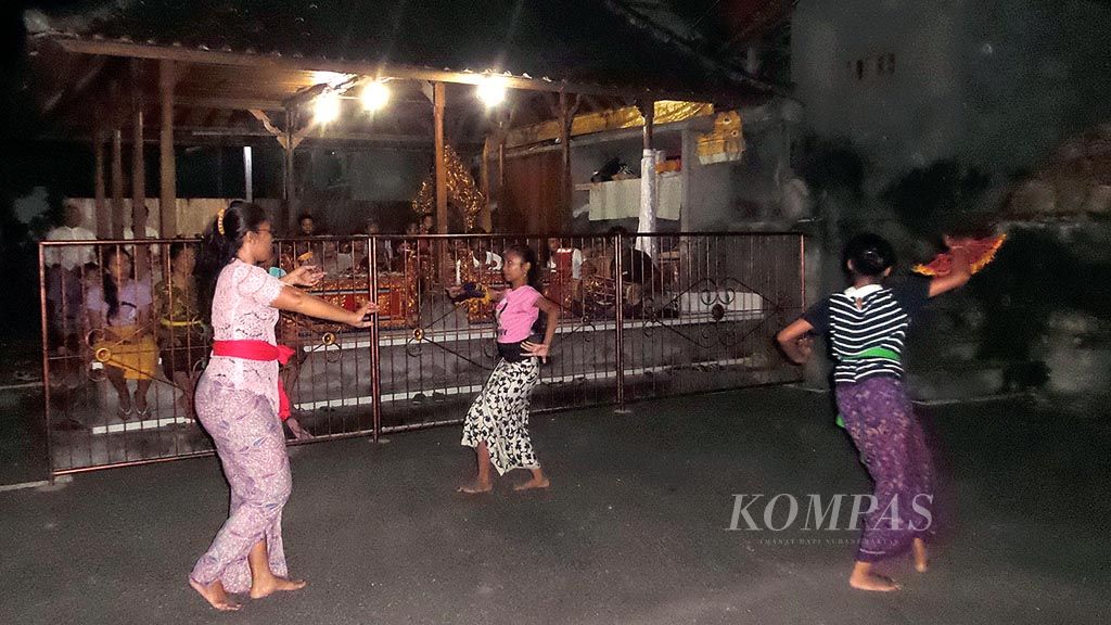 Tiga penari  berlatih tari Legong Kupu-kupu Tarum di halaman Pura Samuan Tiga, Desa Bedulu, Kabupaten Gianyar, Bali, Kamis (4/5) malam, diiringi Seka Legong Ganda Manik. Sejumlah pihak yang peduli merevitalisasi dan merekonstruksi sejumlah tari legong Bedulu sejak tahun 1980.