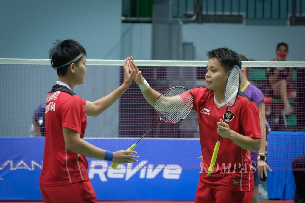 Ganda putri Indonesia, Apriyani Rahayu (kanan) dan Siti Fadia, menaklukkan Khanh Pham Thi/Than Van Anh 21-3, 21-9 dalam laga kedua semifinal beregu SEA Games Vietnam 2021 di Bac Giang Gymnasium, Selasa (17/5/2022).