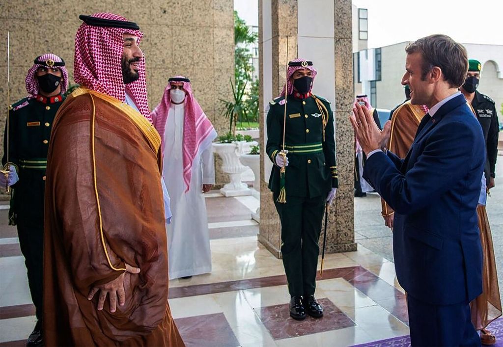 Putra Mahkota Arab Saudi Pangeran Mohammed bin Salman (kiri) menyambut kedatangan Presiden Perancis Emmanuel Macron (kanan) di Jeddah, Arab Saudi, 4 Desember 2021. 