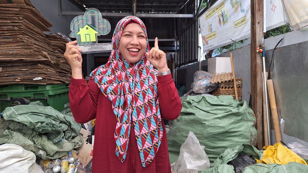 Vera Nofita (48), pendiri Bank Sampah Gunung Emas di Pulogadung, Jakarta Timur, Kamis (22/8/2024).