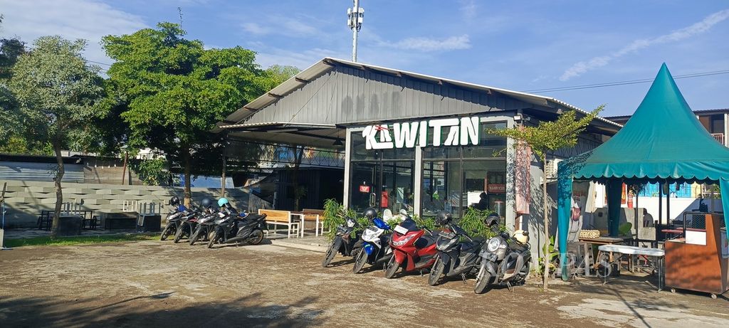 Salah satu menu sarapan yang bisa dicoba di Kota Malang, Jawa Timur, adalah bubur bakar ayam Kawitan. Selain murah meriah, rasanya juga unik.
