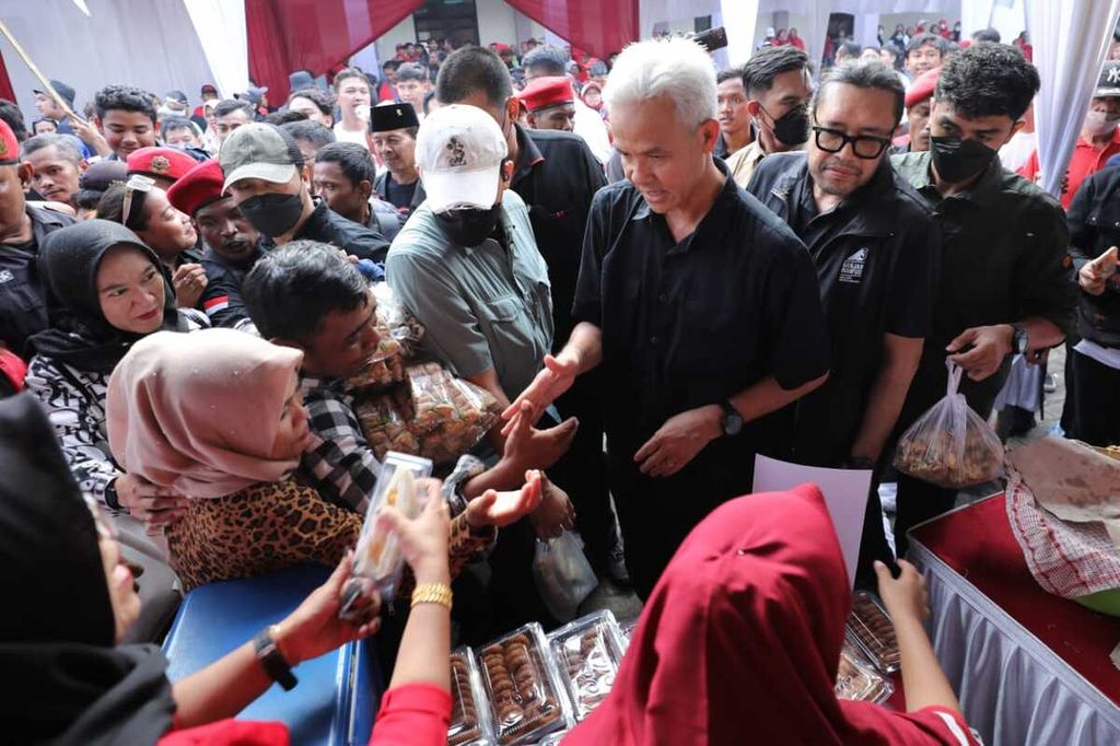 Calon presiden nomor urut 3, Ganjar Pranowo, bertemu masyarakat saat melanjutkan kampanye di Kabupaten Bekasi, Jawa Barat, Kamis (14/12/2023). 