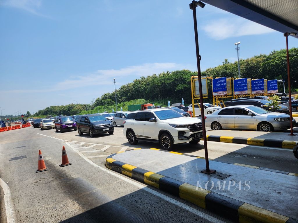 Kendaraan-kendaraan yang akan masuk dari arah Jakarta menuju ke Gerbang Tol Kalikangkung di Kota Semarang, Jawa Tengah, Minggu (7/4/2024). Situasi lalu lintas ramai lancar.