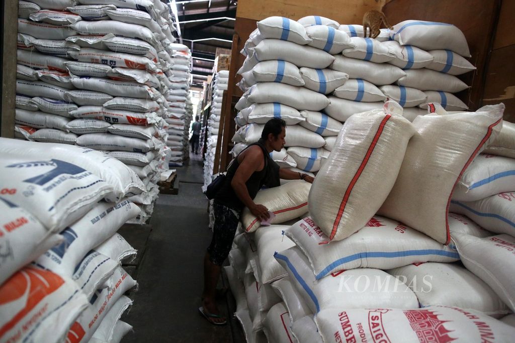Buruh mengangkut beras di Pasar Induk Beras Cipinang, Jakarta Timur, Selasa (27/2/2024). Pemerintah menambah kuota impor beras tahun ini sebanyak 1,6 juta ton. Dengan demikian, total kuota impor beras pada 2024 menjadi 3,6 juta ton. 