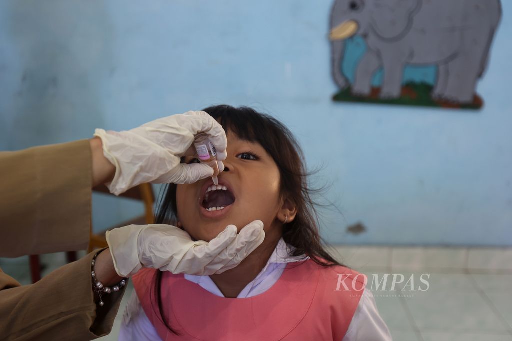 Murid TK mendapat imunisasi polio di TK Kanisius Pendowo, Kota Magelang, Jawa Tengah, Senin (19/2/2024). Pemberian vaksin polio merupakan bagian dari kegiatan Sub-Pekan Imunisasi Nasional Polio putaran kedua. Kementerian Kesehatan menargetkan 8,4 juta anak berusia 0-7 tahun menerima imunisasi novel Oral Polio Vaccine Type 2 (nOPV2) melalui kegiatan itu.
