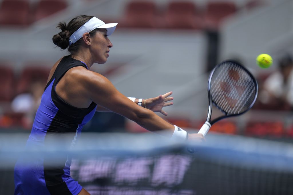 Petenis Amerika Serikat, Jessica Pegula, melayangkan pukulan <i>backhand </i>saat menghadapi Veronika Kudermetova (Rusia) pada babak 32 besar WTA 1000 Beijing 2024 di Beijing, China, Minggu (29/9/2024). Pegula menang 6-7 (9), 6-1, 6-2.