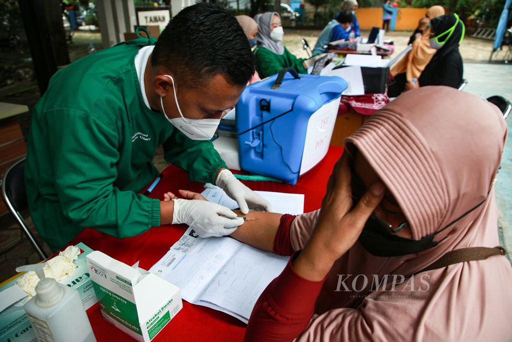 Petugas medis melakukan tes mantoux kepada warga dalam kegiatan Active Case Finding TBC di kantor Kecamatan Larangan, Kota Tangerang, Banten, Kamis (5/1/2023). Tes mantoux adalah tes yang dilakukan guna memeriksa ada tidaknya bakteri penyakit TBC pada tubuh seseorang.