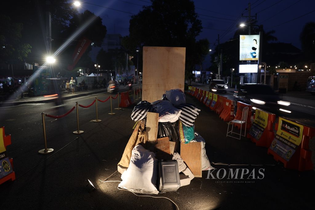 Instalasi seni berwujud tumpukan sampah diletakkan di tengah Jalan Suroto saat acara Kotabaru Ceria di kawasan Kotabaru, Yogyakarta, Sabtu (29/6/2024) sore. Kota Yogyakarta masih dirundung masalah sampah yang belum tertangani dengan baik sejak beberapa minggu terakhir.