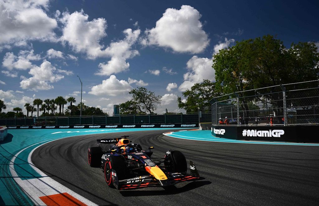 Pebalap tim Red Bull Max Verstappen beraksi saat sesi kualifikasi Grand Prix Formula 1 seri Miami di Sirkuit Internasional Miami Autodrome, Miami Gardens, Florida, AS, Sabtu (4/5/2024). 