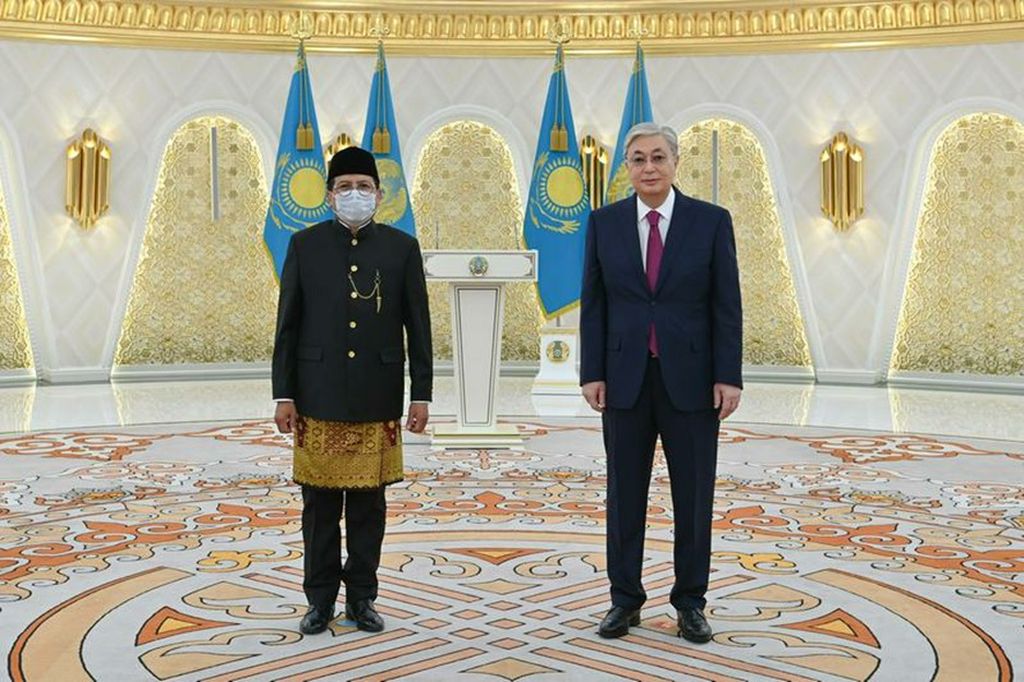 Duta Besar RI untuk Kazakhstan Fadjroel Rachman (kiri)  berfoto bersama Presiden Republik Kazakhstan  Kasyim Jomart Tokayev di Istana Kepresiden Akorda, Nur Sultan, 21 Februari 2022, seusai menyerahkan surat kepercayaan.