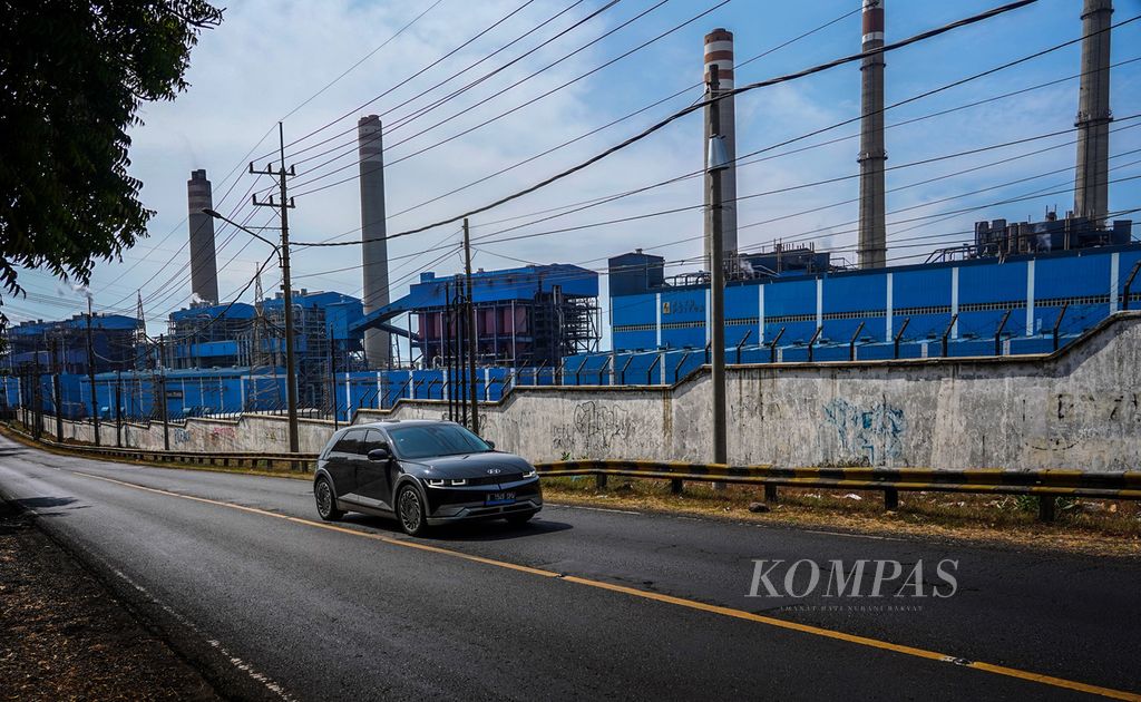 Kendaraan listrik yang digunakan tim Jelajah Energi dan Vakansi saat melintasi kompleks PLTU Paiton, Probolinggo, Jawa Timur, Sabtu (10/9/2022).  