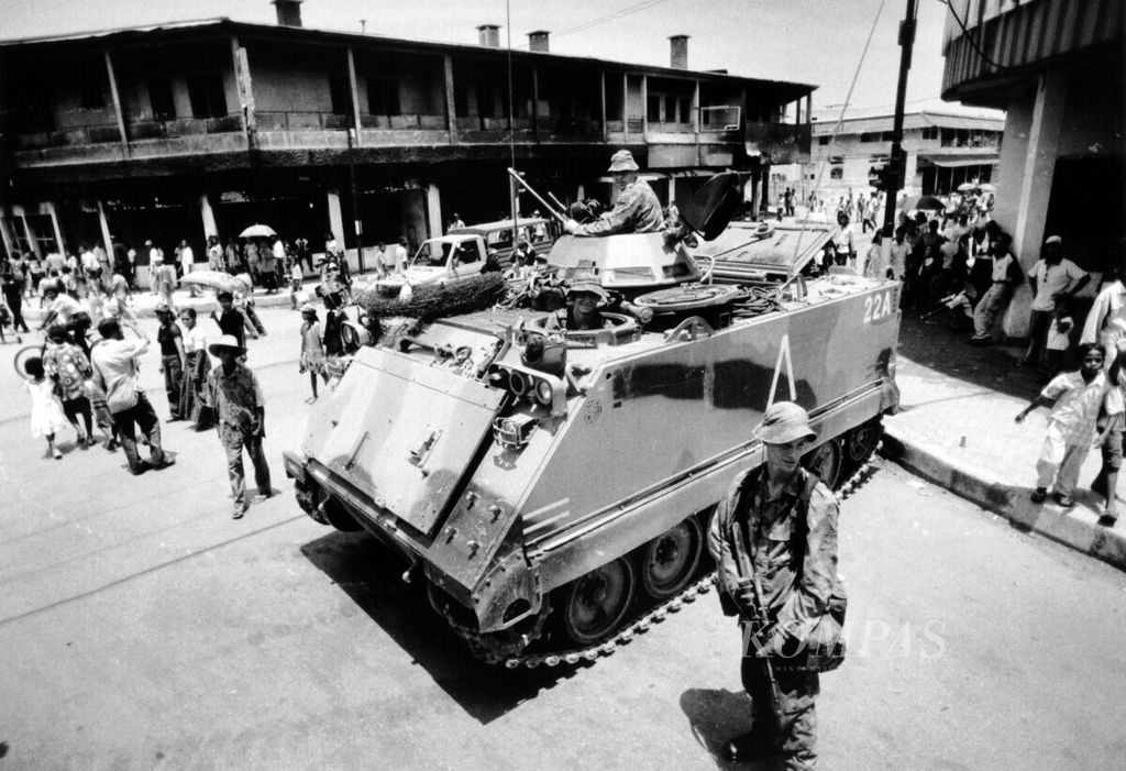 Suasana Kota Dili penuh dengan pasukan Interfet, Oktober 1999. KOMPAS/EDDY HASBY