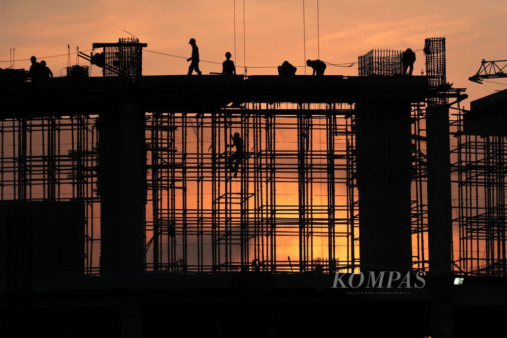 Pekerja menyelesaikan pembangunan gedung serbaguna di Kompleks Gelora Bung Karno, Jakarta, Jumat (29/7/2022). Selain untuk menggelar berbagai kegiatan olahraga, bangunan baru ini akan digunakan sebagai arena pertandingan bola basket Piala Dunia FIBA 2023 mendatang. 