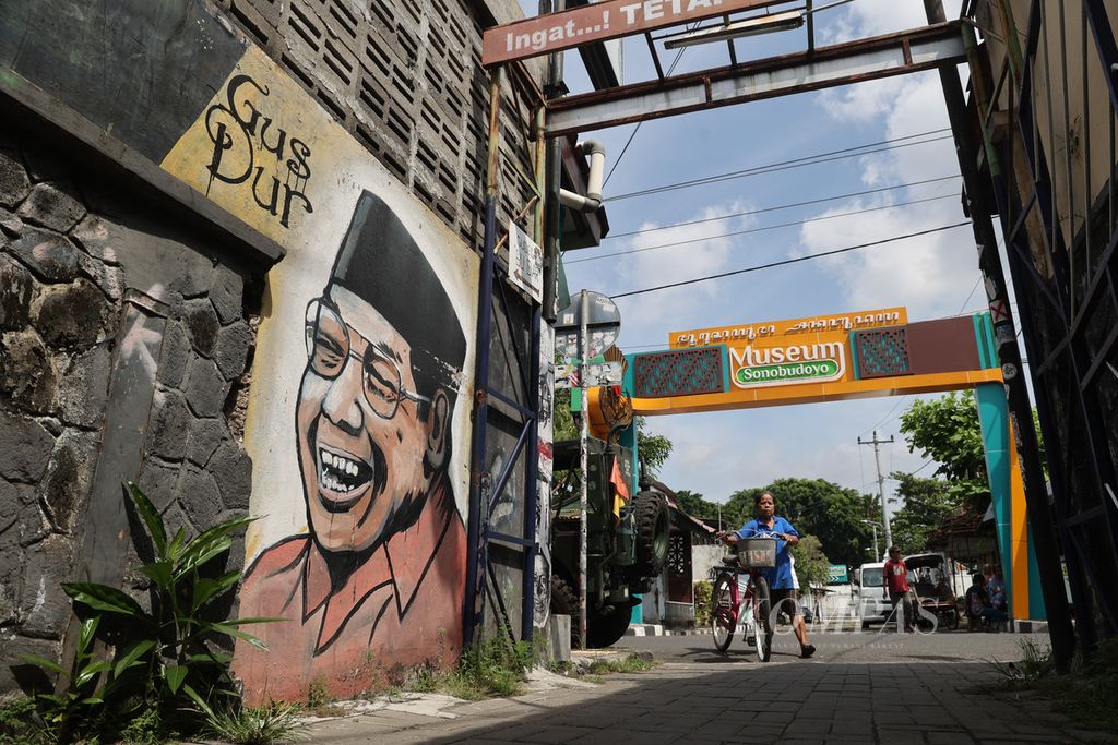 A mural depicting the figure of the fourth President of the Republic of Indonesia, Abdurrahman Wahid, adorns a wall in one of the alleys in the Wijilan area, Yogyakarta city, DI Yogyakarta, on Monday (8/6/2023). Gus Dur's figure continues to be remembered for the valuable legacy he left behind for the life of the Indonesian nation.