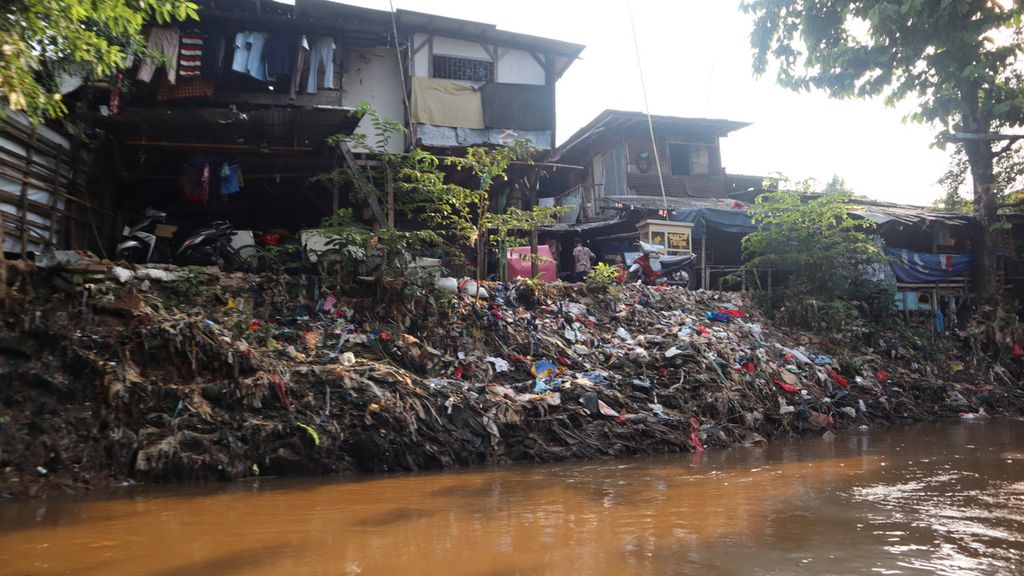 Kondisi Sungai Ciliwung semakin parah saat memasuki wilayah Jakarta.  Air keruh, bau tak sedap, dan vegetasi yang sudah hilang berganti dengan permukiman warga, Selasa-Rabu (10-11/11/2020). 