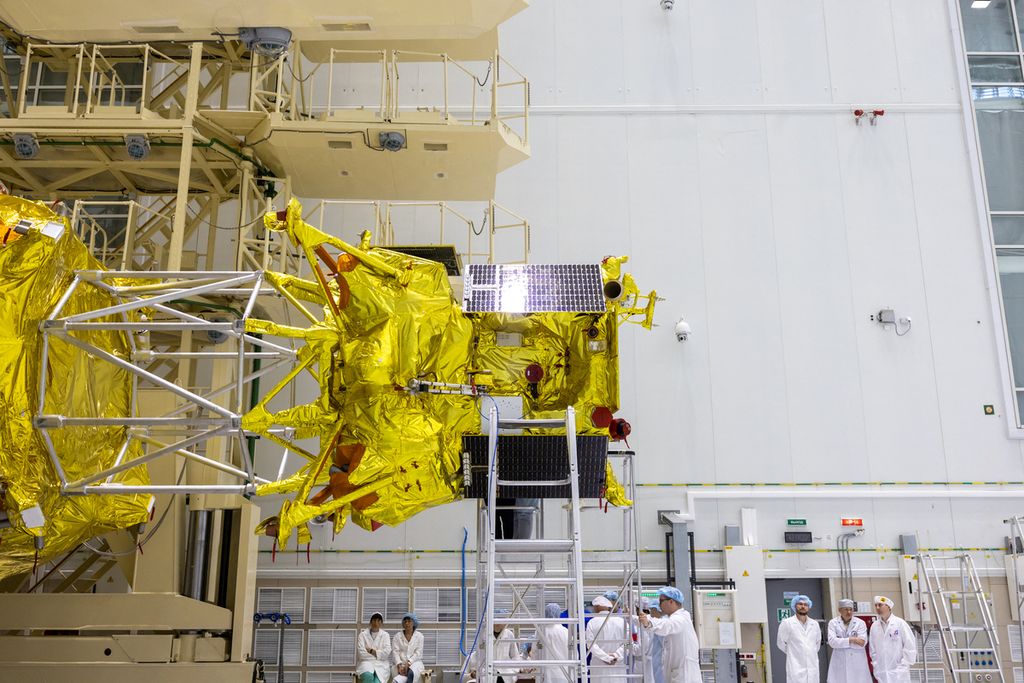 Para insinyur di Badan Antariksa Rusia (Roscosmos) menyiapkan wahana luar angkasa Luna-25 pada 1 Agustus 2023. Dua pekan kemudian, Luna-25 gagal menunaikan misi mencapai kutub selatan Bulan.