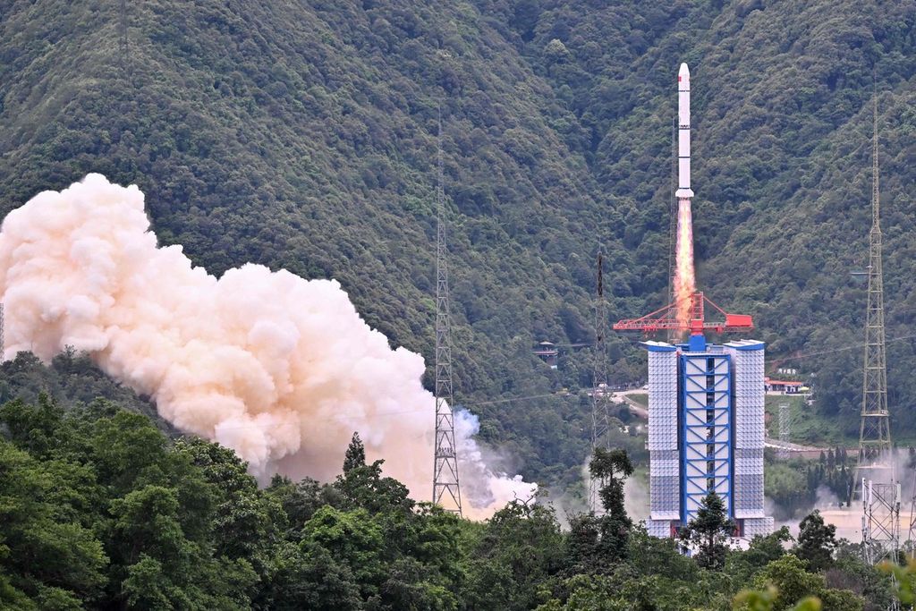 Roket Long March 2-C, yang membawa satelit hasil pengembangan kerja sama China dan Perancis, yang diberi nama Space Variable Objects Monitor (SVOM), diluncurkan dari pusat angkasa luar di Xichang, Provinsi Sichuan, China, Sabtu (22/6/2024). 