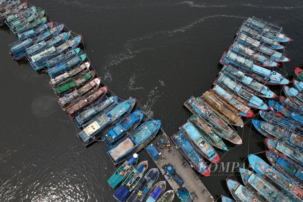 Deretan kapal penangkap ikan bersandar di Dermaga Pelabuhan Muara Angke, Jakarta, Minggu (3/12/2023). 