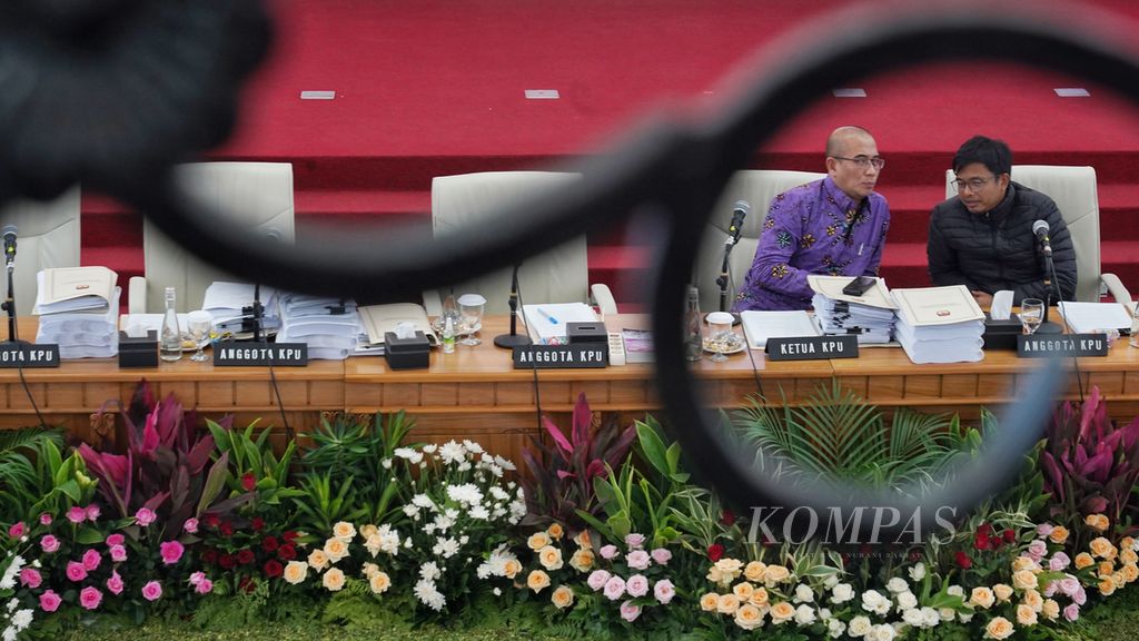 Ketua Komisi Pemilihan Umum (KPU) Hasyim Asyari (kiri) berbincang dengan komisioner KPU Idham Kholik d sela Rapat Pleno Terbuka Rekapitulasi Penghitungan Perolehan Suara di Luar Negeri pada Pemilu 2024 di Aula Komisi Pemilihan Umum (KPU), Jakarta, Senin (4/3/2024).