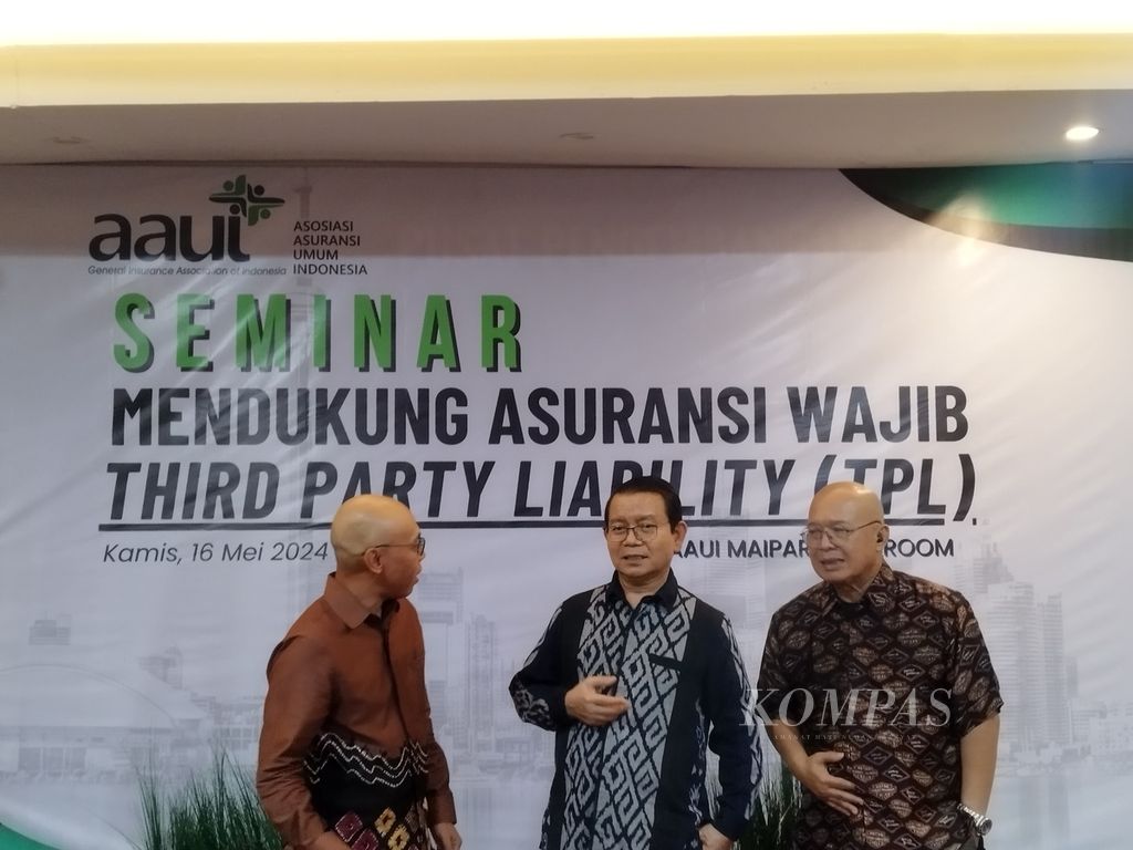 Wakil Ketua Bidang Teknik 3 Asosiasi Asuransi Umum Indonesia (AAUI) Wayan Pariama (kiri); Kornelius Simanjuntak, anggota Supervisory Board AAUI sekaligus dosen Fakultas Hukum Universitas Indonesia (tengah); dan Jusri Pulubuhu, Founder Jakarta Defensive Driving (kanan), dalam seminar mengenai Asuransi Wajib Third Party Liability, di Jakarta, Kamis (16/5/2024).