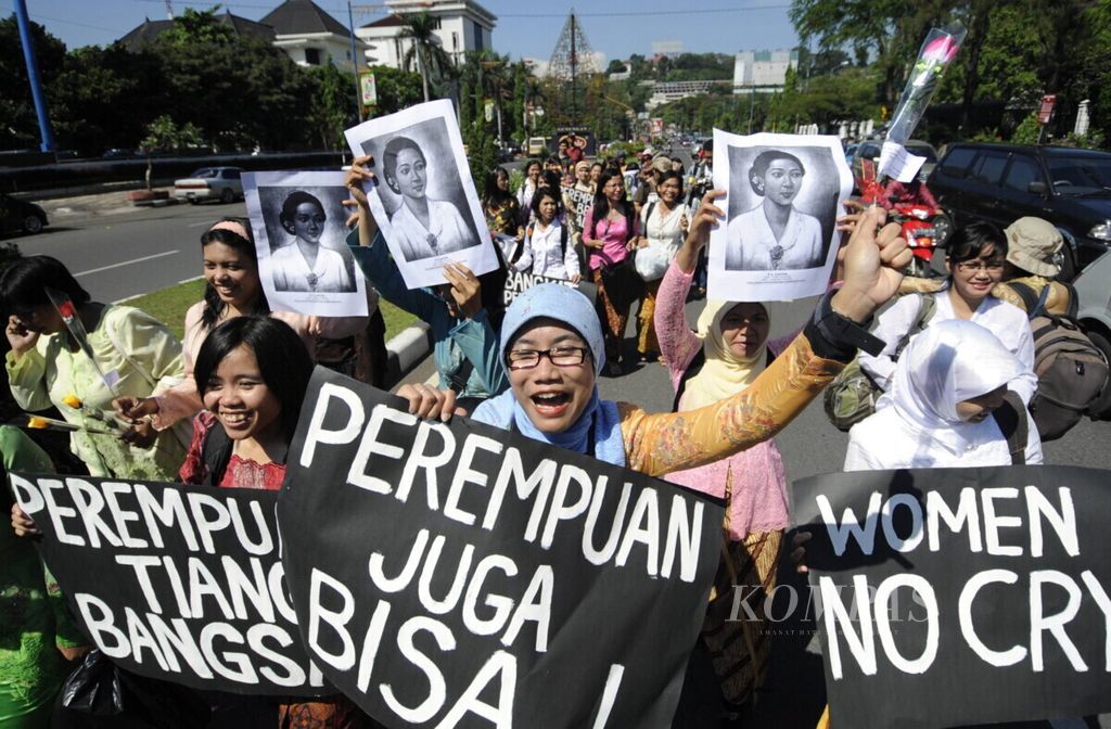 Perempuan jurnalis se-Kota Semarang melakukan aksi menyambut Hari Kartini di Jalan Pahlawan, Kota Semarang, Jawa Tengah, 21 April 2009. 