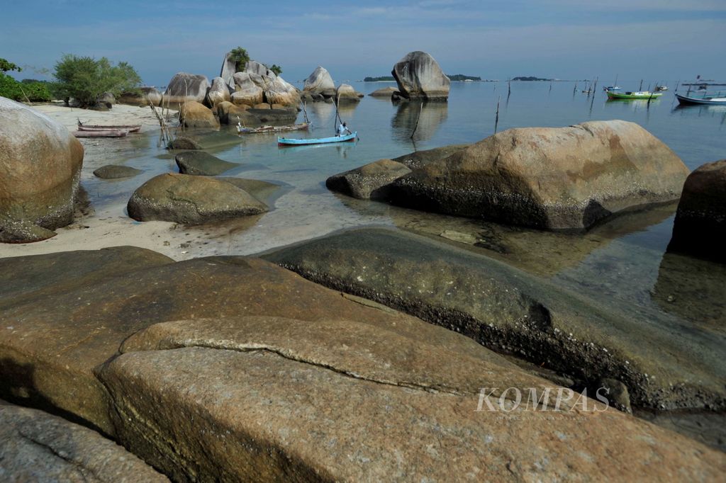 Pantai Tanjung Kelayang - Pemandangan di salah satu sudut pantai Tanjung Kelayang, Belitung, Kepulauan Bangka Belitung, Senin (13/6/2016). Pantai tersebut menjadi tempat utama perahu wisata untuk menyeberang ke pulau lainnya.