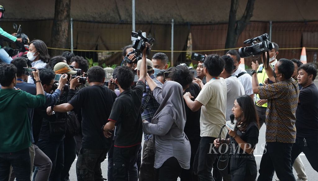 Para wartawan mengejar untuk menggali keterangan dari Kepala Bea Cukai Makassar Andhi Pramono seusai hadir memberi klarifikasi laporan harta kekayaan penyelenggara negara (LHKPN) di Kantor Komisi Pemberantasan Korupsi, Jakarta, Selasa (14/3/2023). 