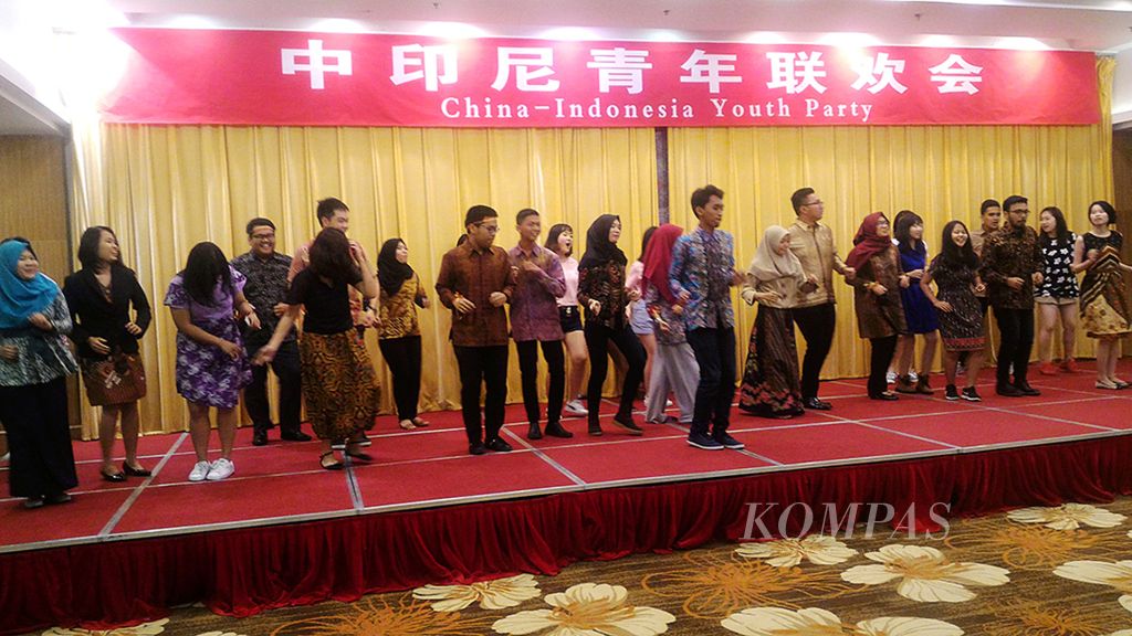Peserta Program Pertukaran Pemuda Indonesia-China sedang bergoyang ”Poco-Poco” di pesta penutupan kunjungan mereka di Provinsi Fujian, China. 