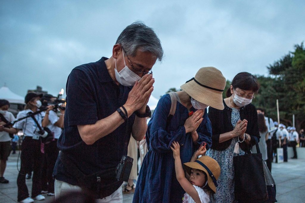 Pengunjung berdoa pada peringatan 77 tahun serangan bom atom di Taman Peringatan Perdamaian Hiroshima di Hiroshima, Jepang, Sabtu (6/8/2022).  