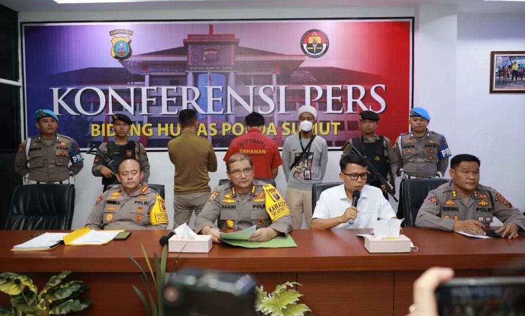 Direktur Reserse Kriminal Umum Polda Sumut Komisaris Besar Sumaryono (duduk, kedua dari kanan) memaparkan penangkapan tersangka kasus penganiayaan, Aditya Hasibuan, anak seorang polisi berpangkat ajun komisaris besar, di Medan, Selasa (25/4/2023) malam.